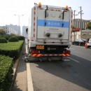 兩臺重型道路污染清除車亮相鄭州，路面像新鋪的