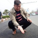 它在馬路上一趟，用手使勁摸地手都不臟